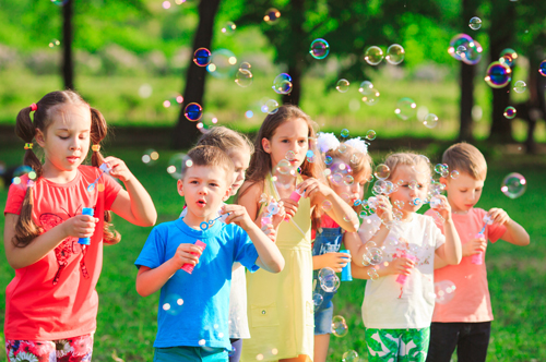 Enfant jouant à faire des bulles