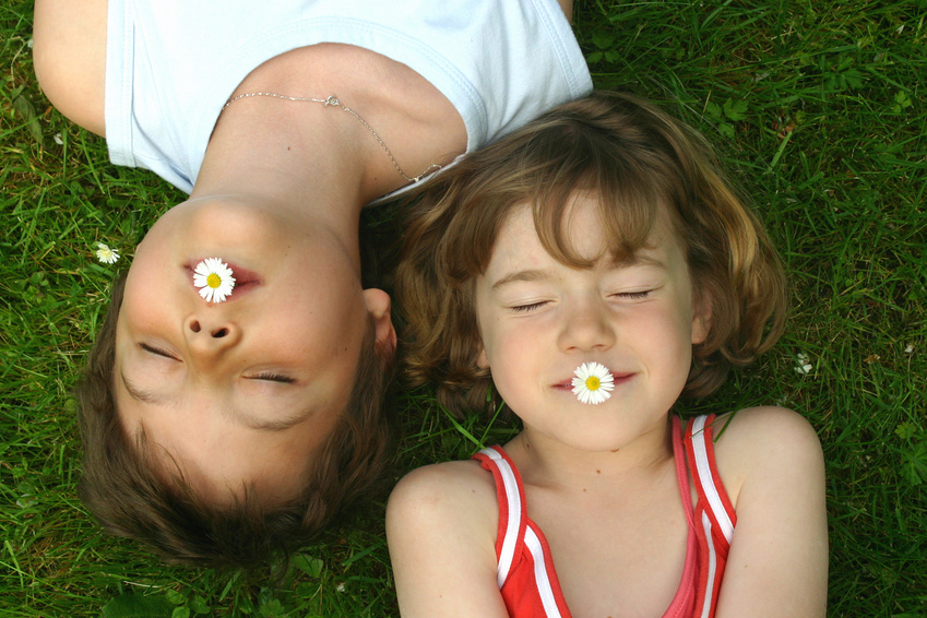 Enfants allongés dans l'herbe