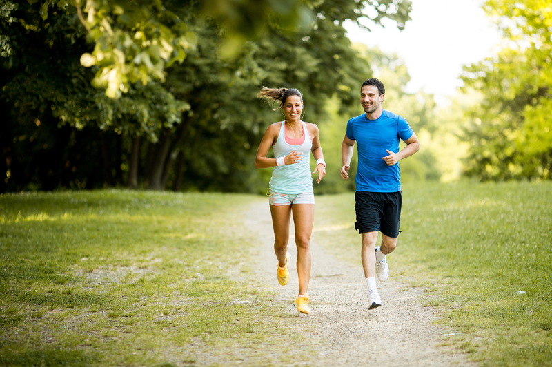 Joggeurs dans un parc 