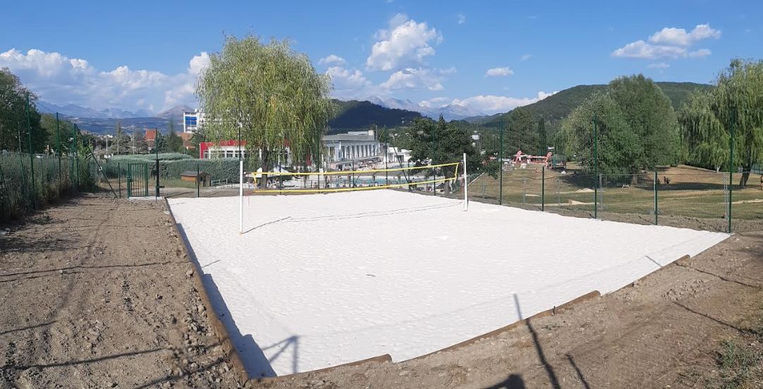 Terrain de beach volley au stade nautique de Gap - Espace extérieur estival