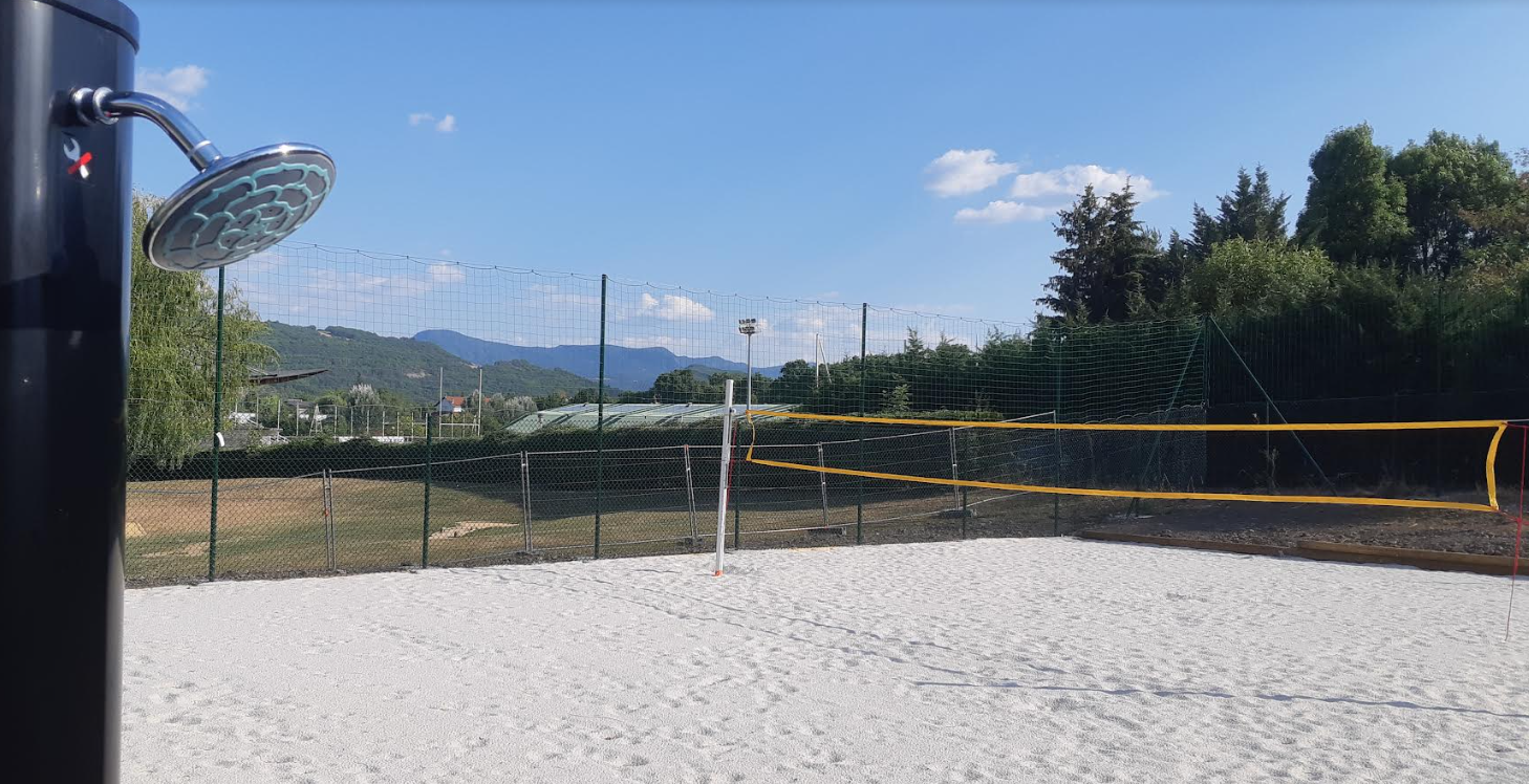 Terrain de beach volley au stade nautique de Gap - Espace extérieur estival