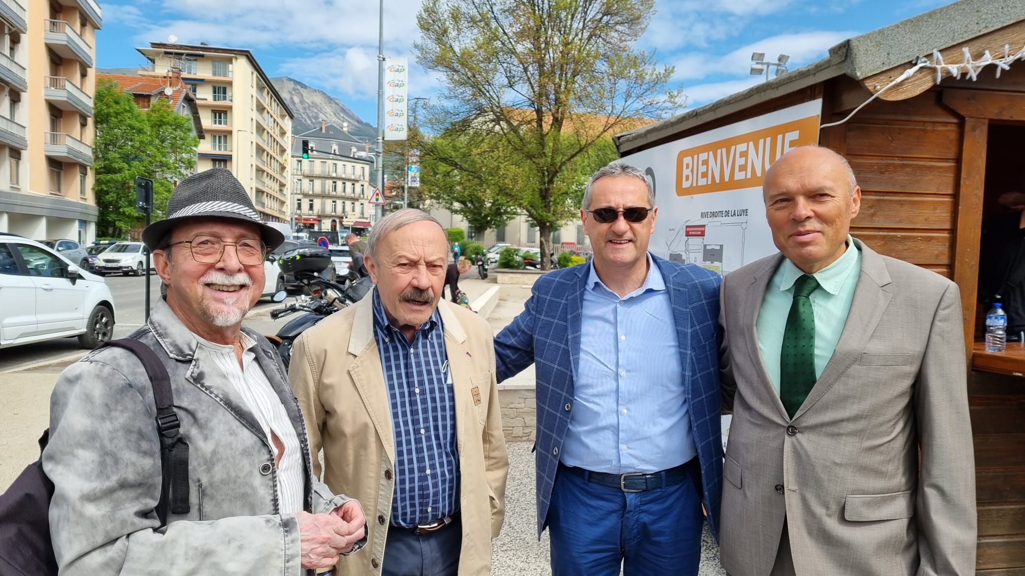 Le Président du Comité de Jumelage de Gap, Jean-Pierre THERON et le Secrétaire général, Joseph ABELA ont été heureux d'accueillir sur la Gap Foire Expo 2022, Corrado BORDIGNON, Représentant le Maire de Pinerolo et Wilfrid SCHOTT, Représentant le Maire de Traunstein.