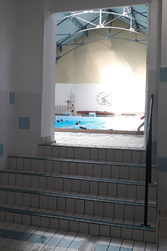 Accès au bassin intérieur de la piscine de la République