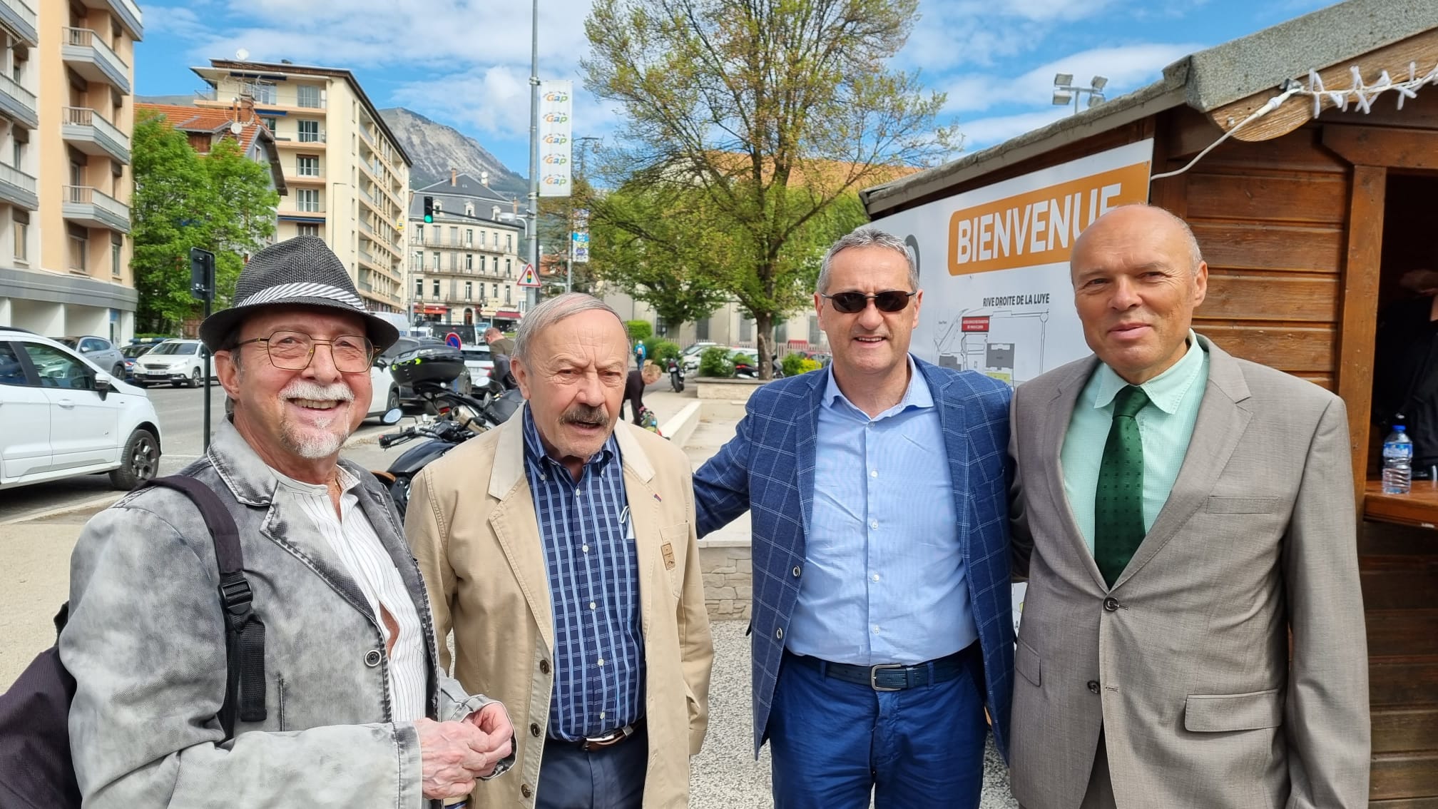 Le Président du Comité de Jumelage de Gap, Jean-Pierre THERON et le Secrétaire général, Joseph ABELA ont été heureux d'accueillir sur la Gap Foire Expo 2022, Corrado BORDIGNON, Représentant le Maire de Pinerolo et Wilfrid SCHOTT, Représentant le Maire de Traunstein.