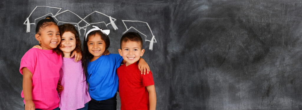 Quatre enfants au tableau