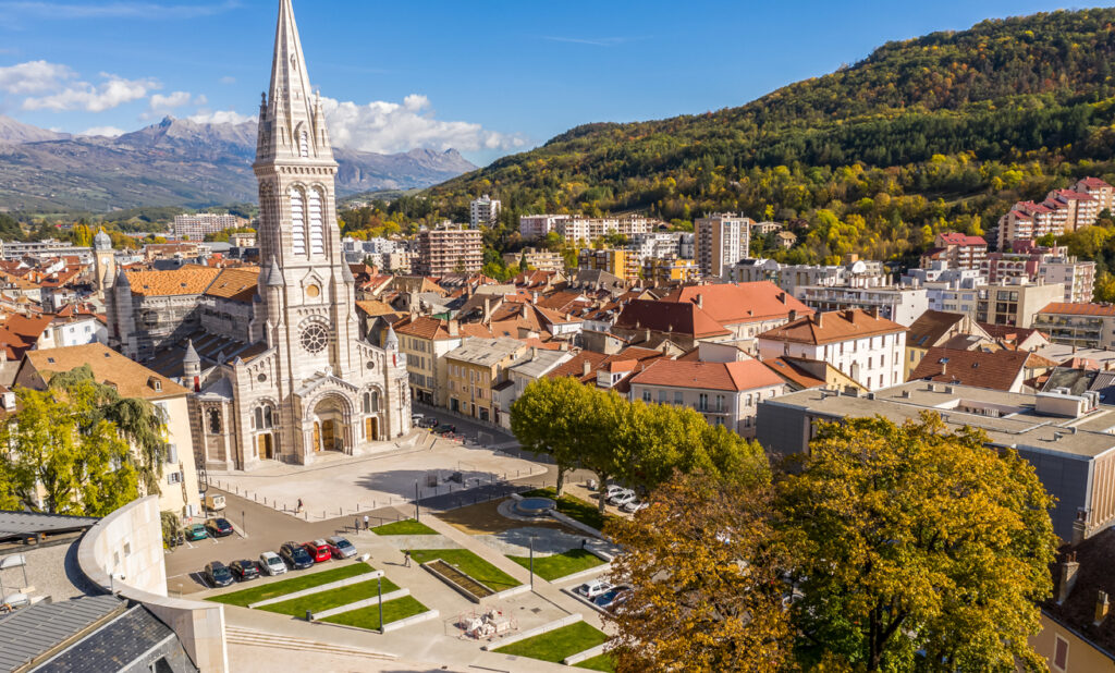 Espaces verts devant le parvis de la cathédrale de Gap et du Conseil départemental 